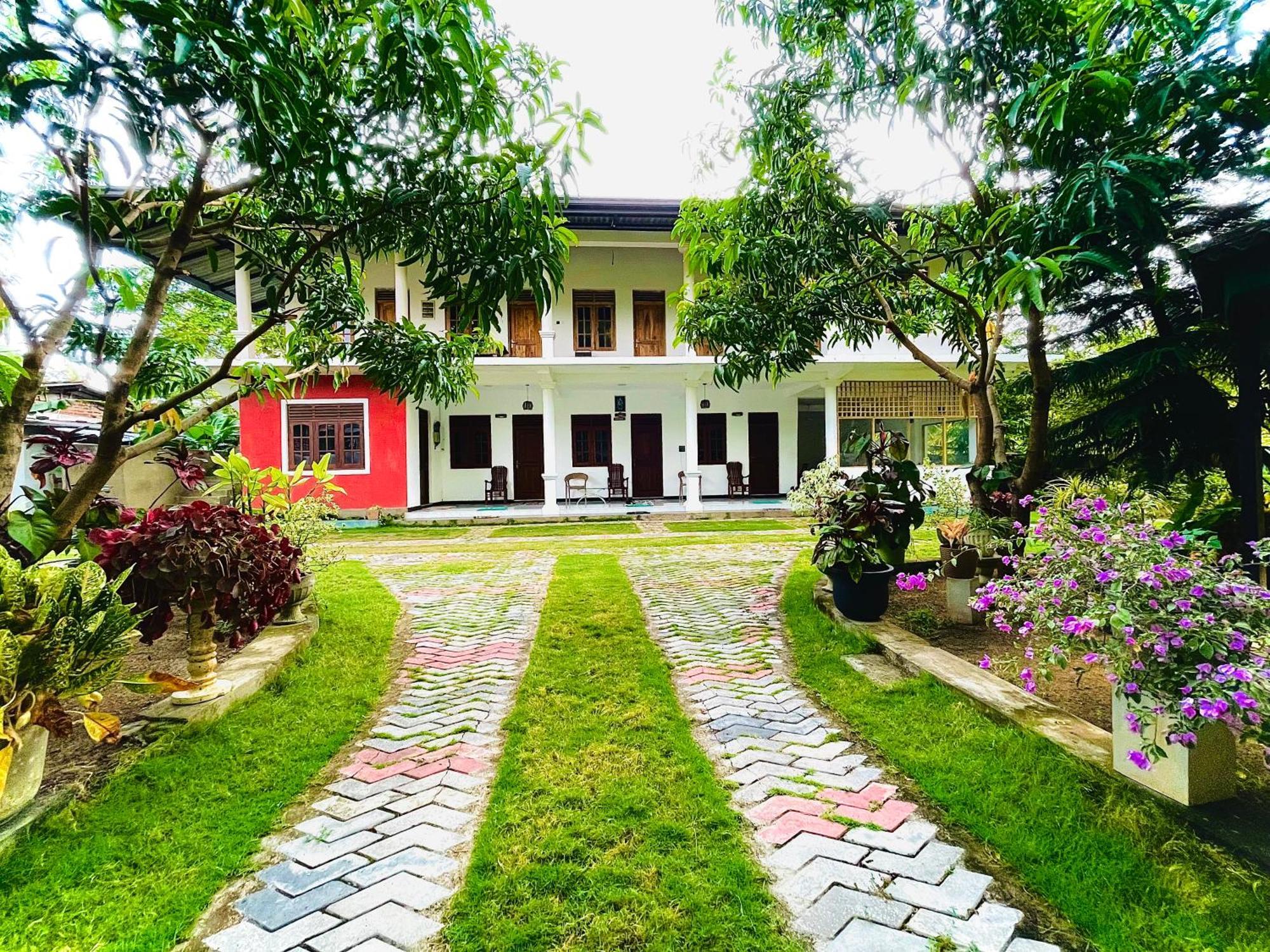 Geethani Tourist Home Полоннарува Экстерьер фото